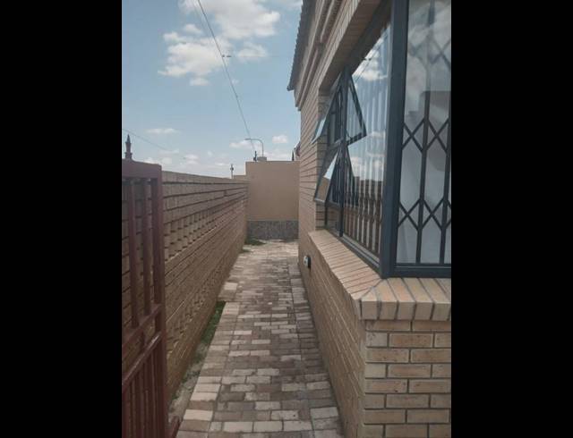 2 BEDROOM HOUSE FOR SALE IN MEADOWLANDS ZONE 10